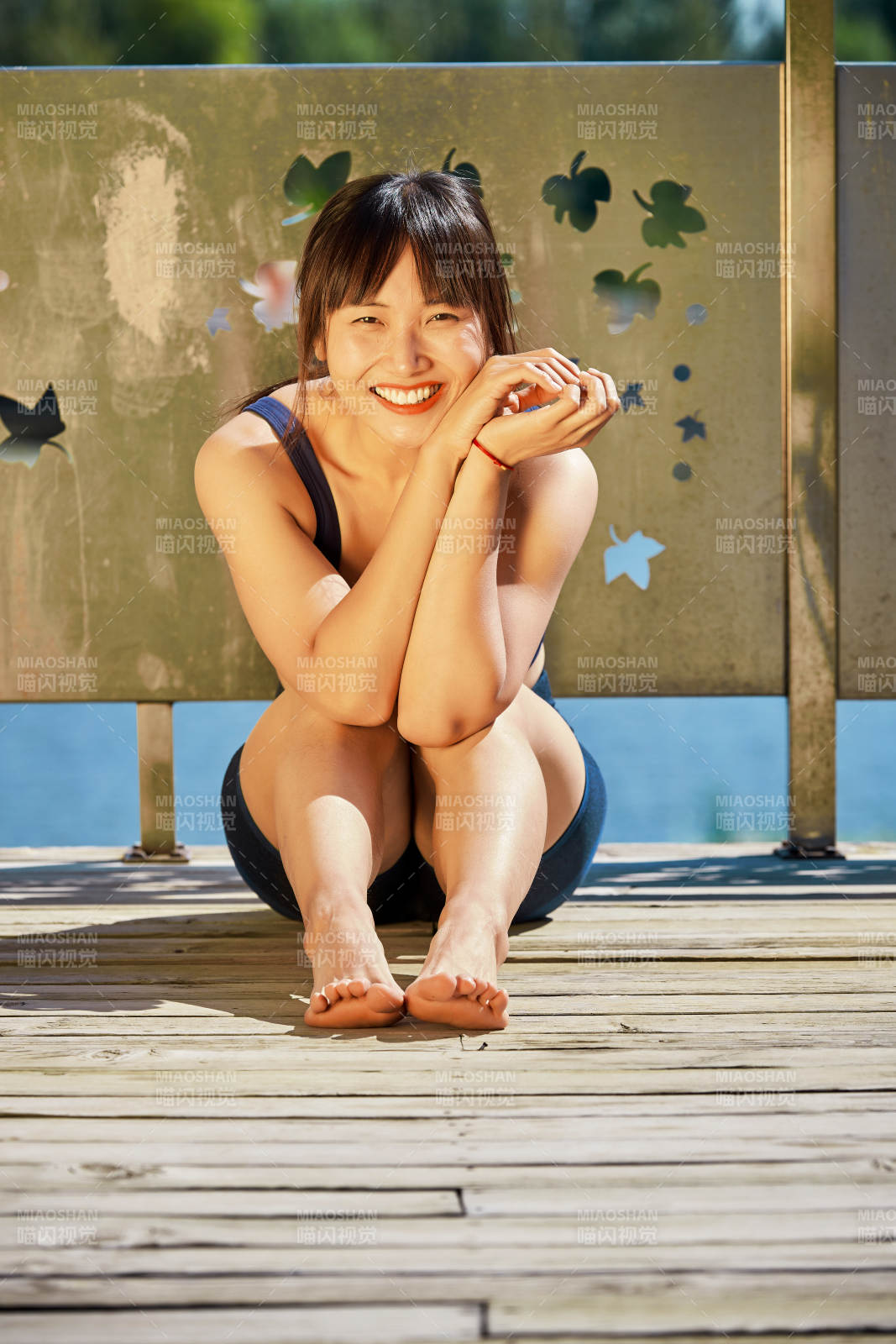 戶外河畔公園做拉伸有氧運(yùn)動(dòng)的亞洲女性