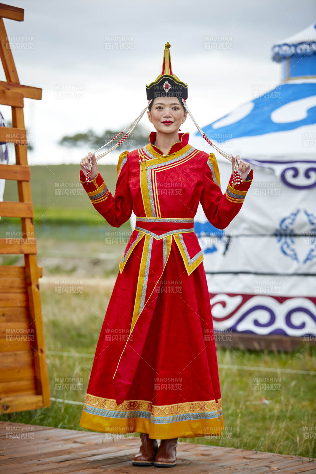 草原上身穿豪華蒙古族服飾的蒙族少女