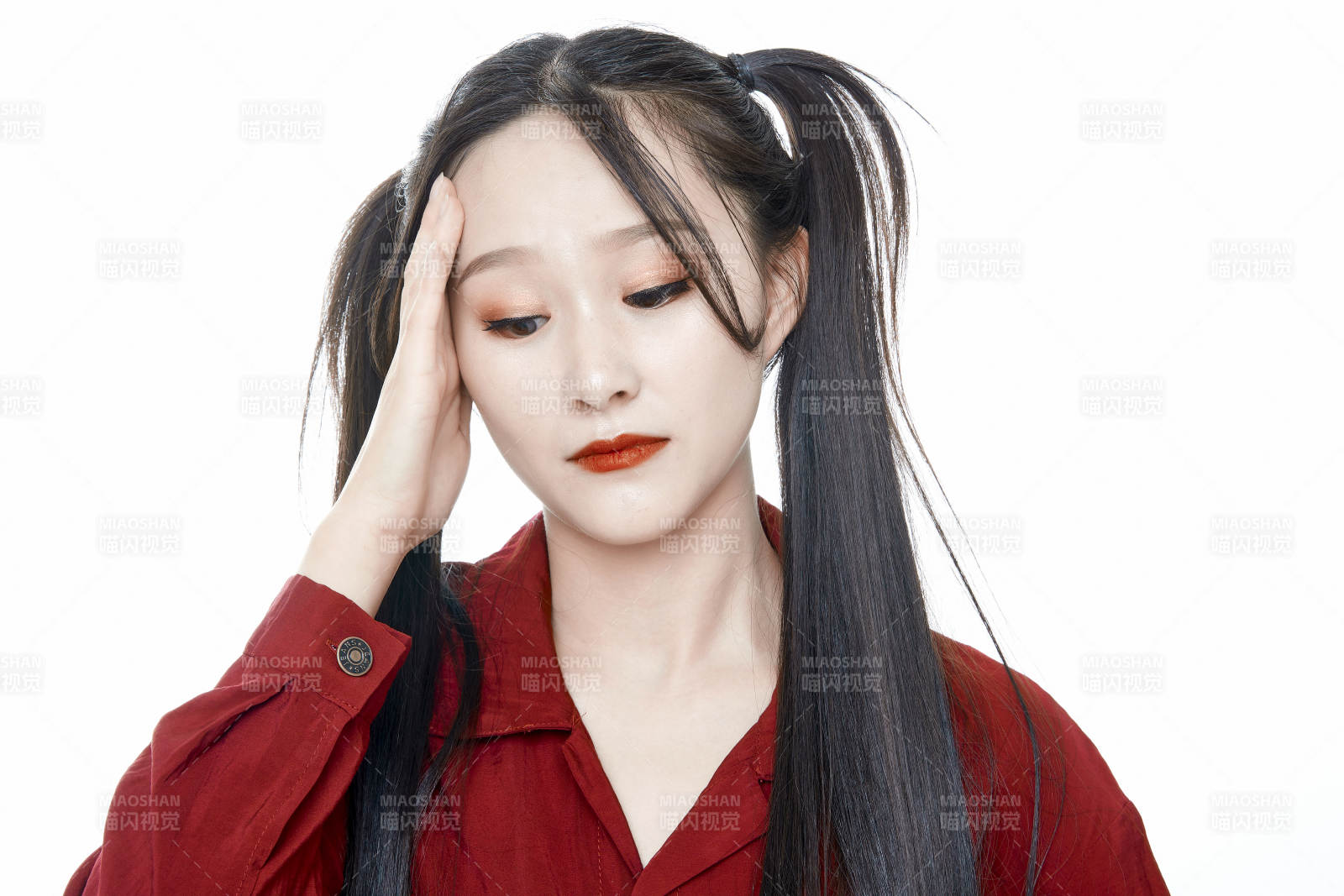 白色背景的亞洲年輕少女肖像人像