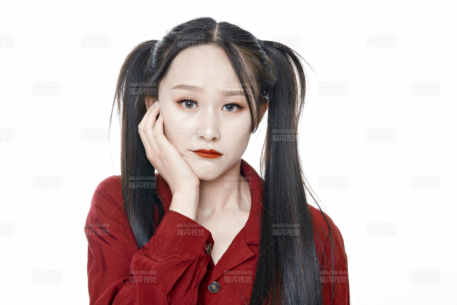 白色背景的亚洲年轻少女肖像人像