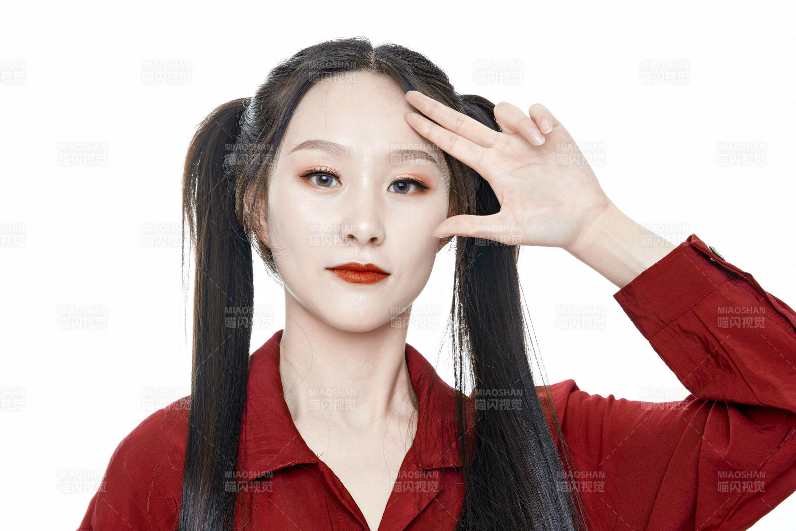 白色背景的亞洲年輕少女肖像人像