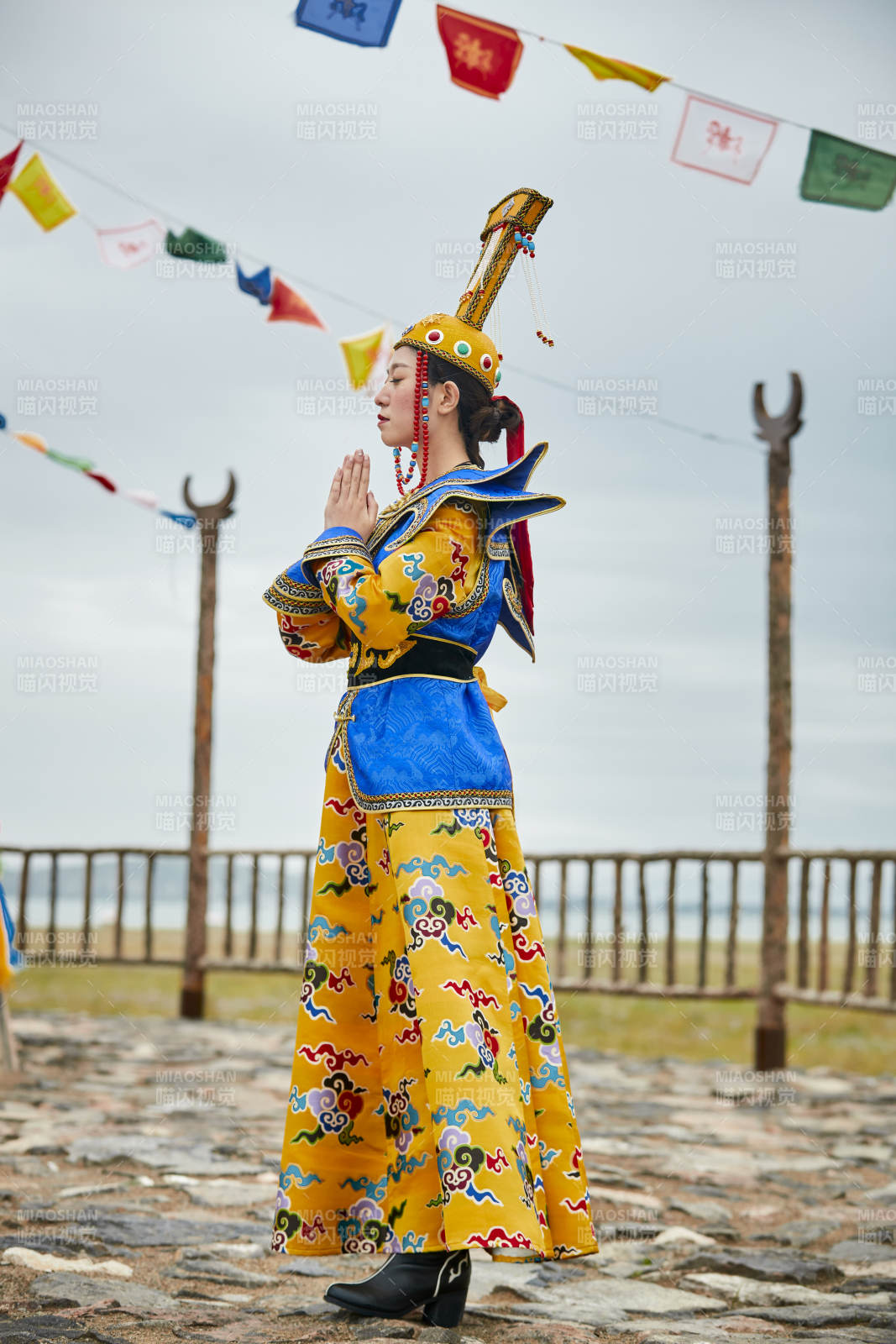 草原上金源大帳蒙古戰(zhàn)車上身穿豪華蒙古族服飾的蒙族少女