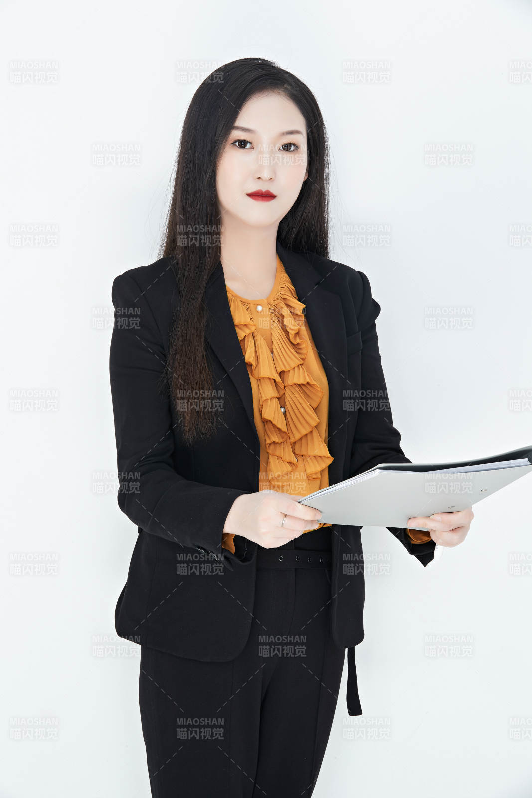 白色背景下的美麗商務女性肖像