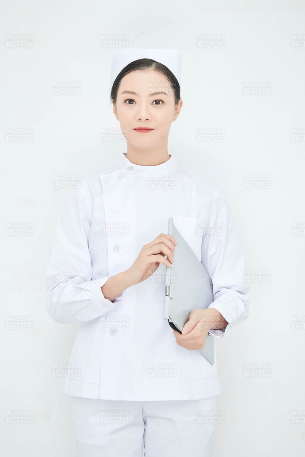 白背景里穿護士服手持病歷夾的美女護士