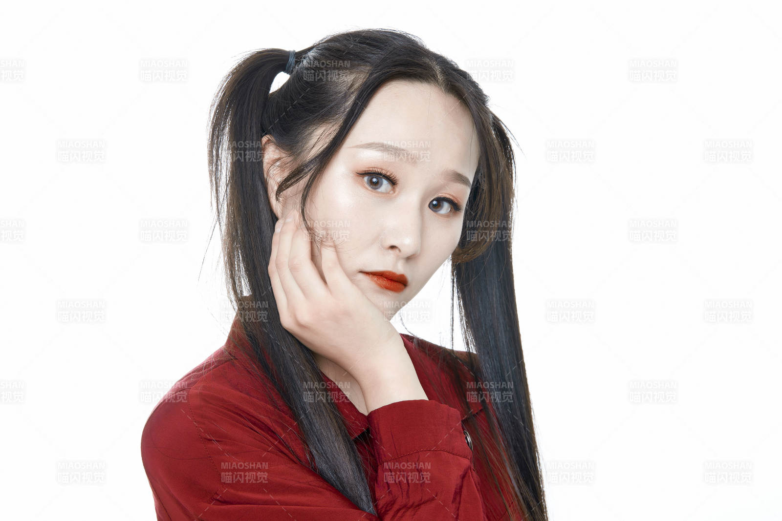 白色背景的亞洲年輕少女肖像人像