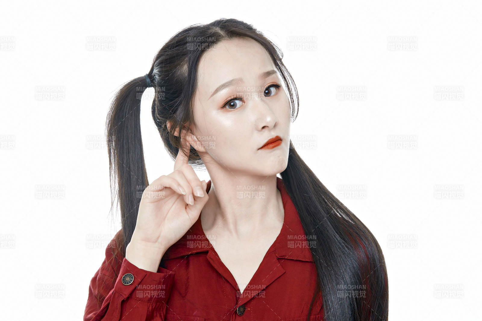 白色背景的亞洲年輕少女肖像人像