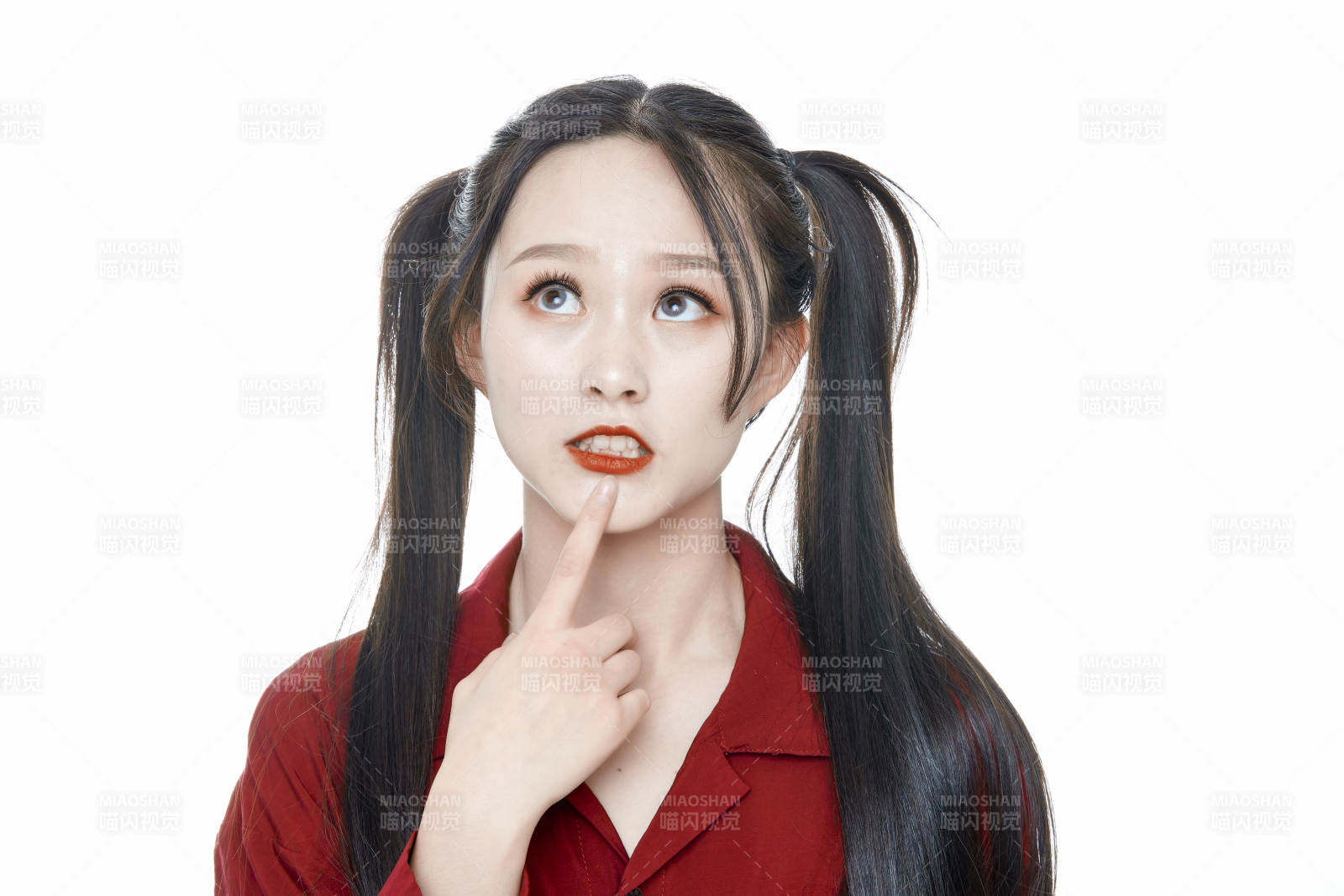 白色背景的亞洲年輕少女肖像人像