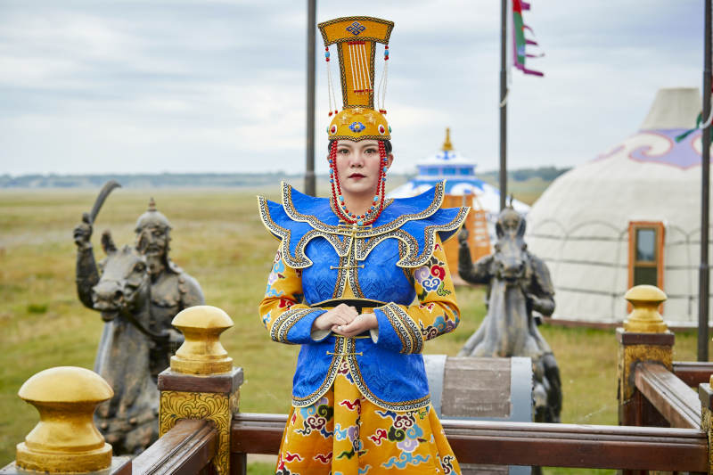 草原上金源大帐蒙古战车上身穿豪华蒙古族服饰的蒙族少女