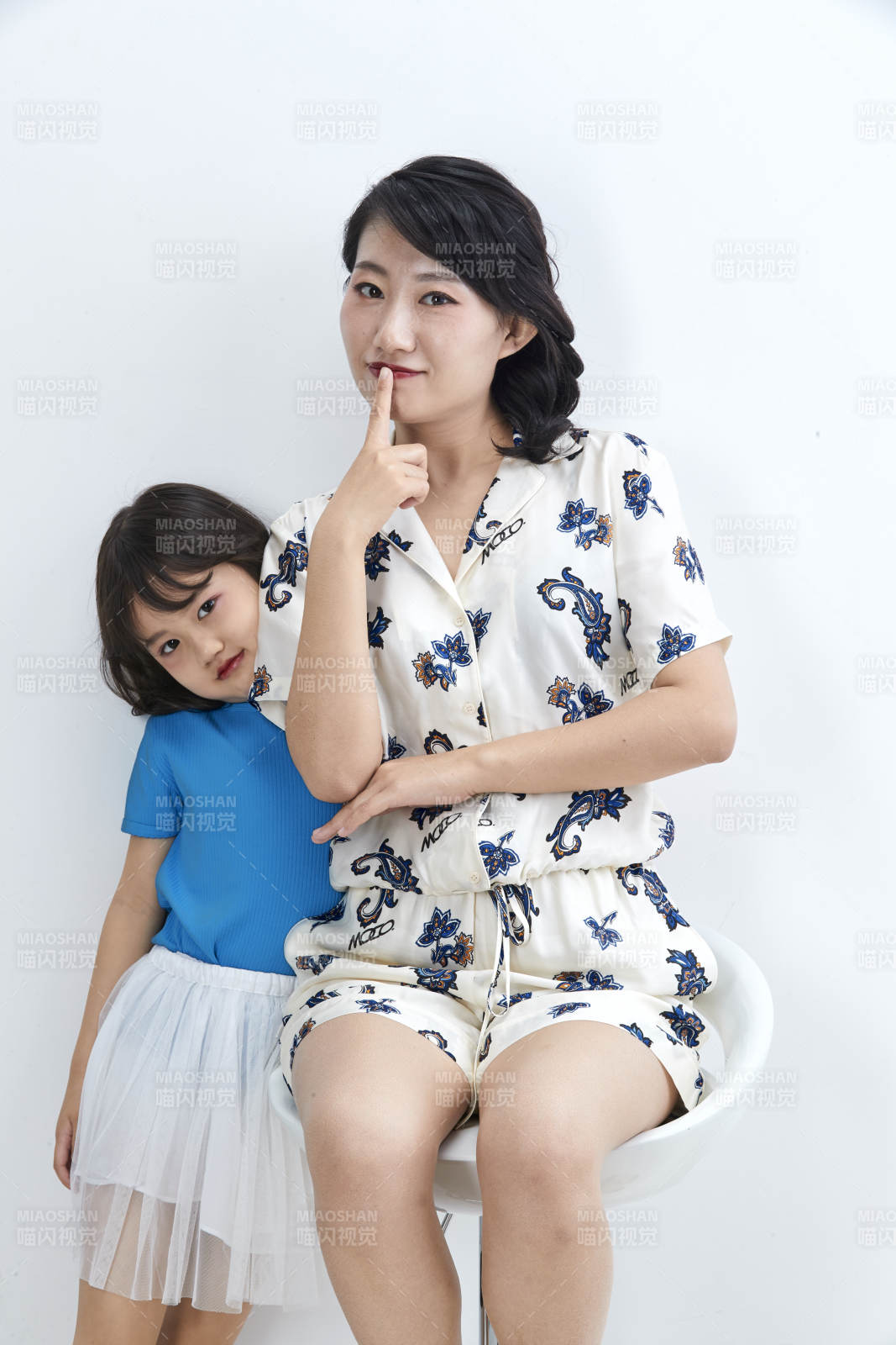 白色背景的美麗媽媽與可愛女兒親子人像