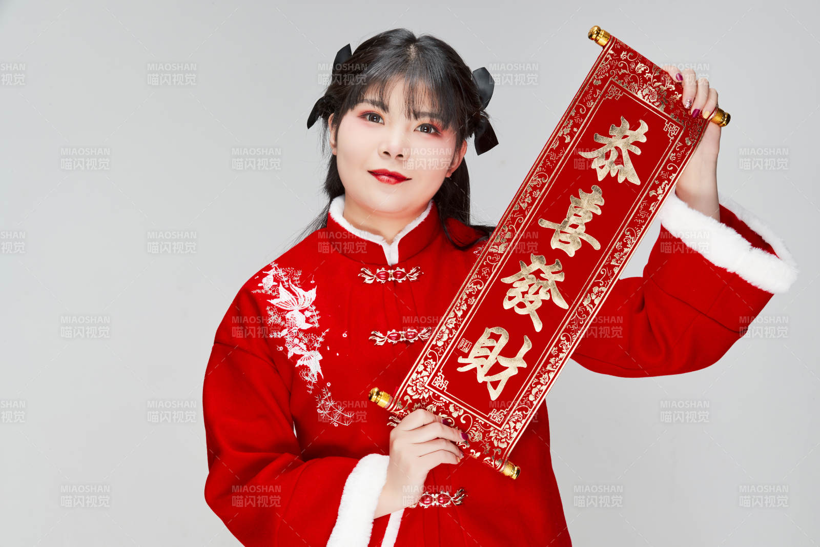 手持春聯(lián)身穿喜慶漢服的可愛少女