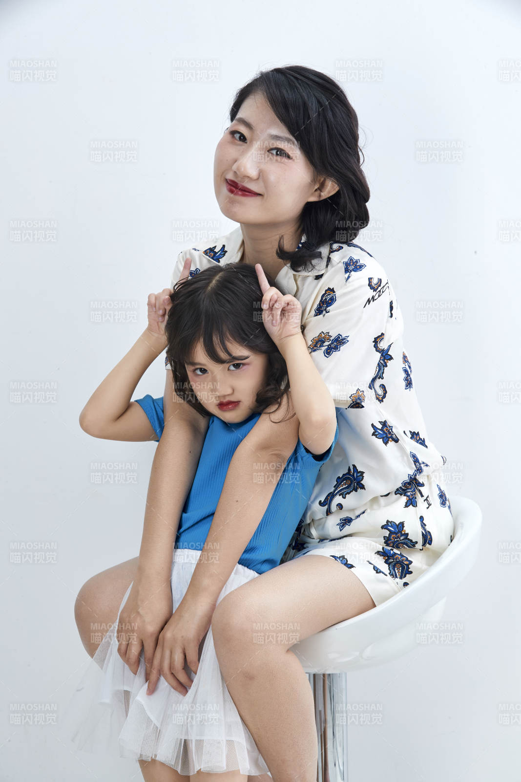 白色背景的美麗媽媽與可愛女兒親子人像