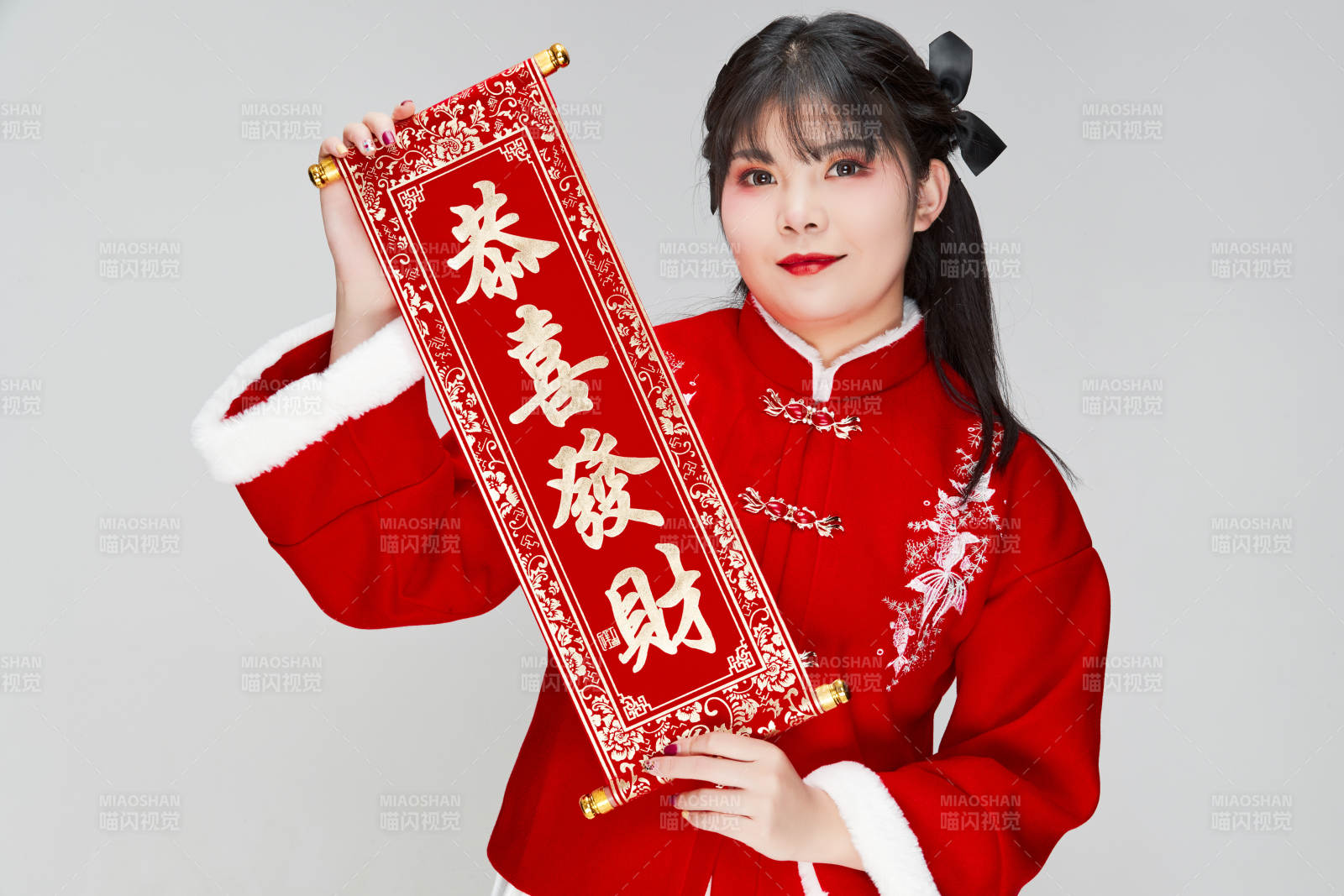 手持春聯身穿喜慶漢服的可愛少女