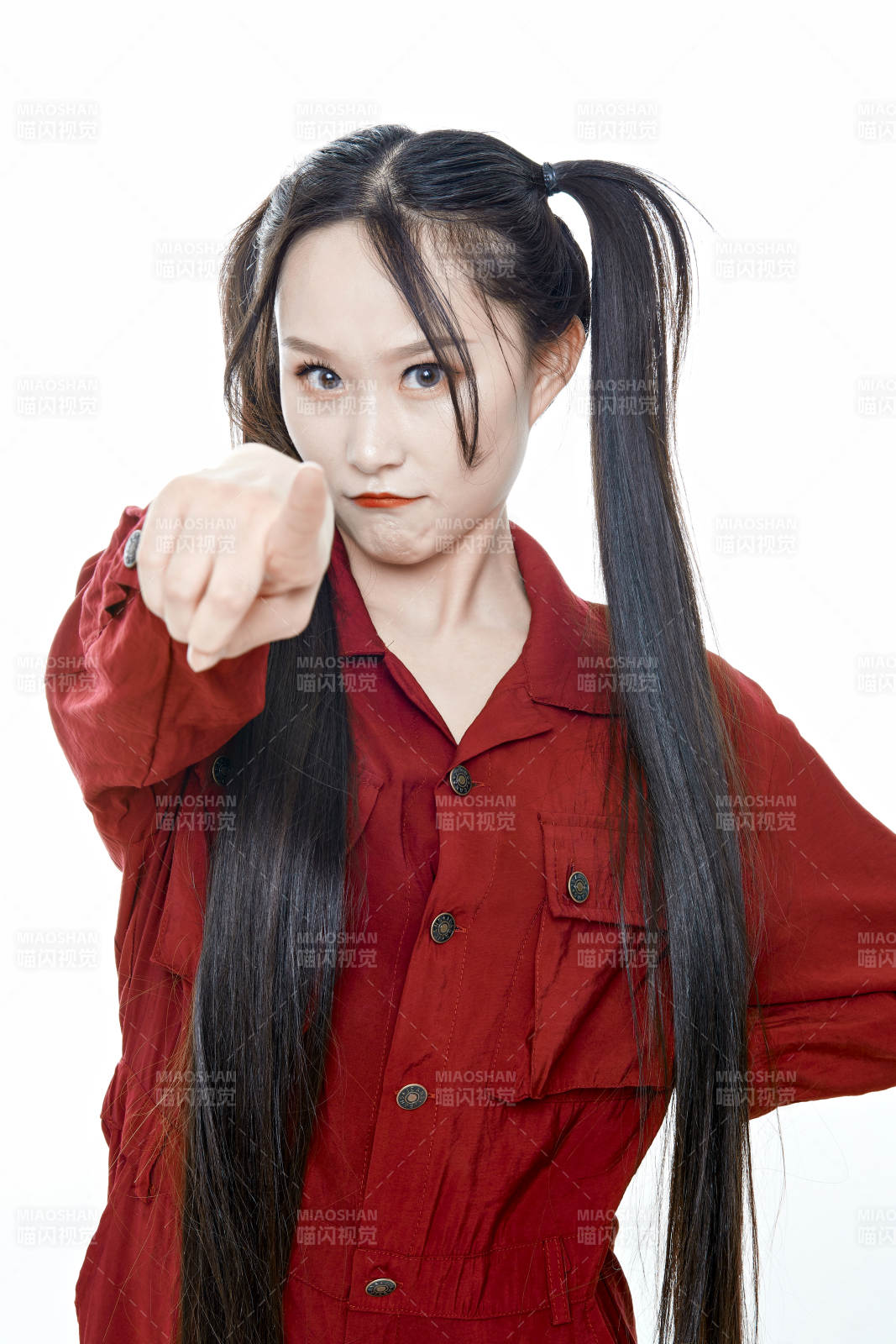 白色背景的亞洲年輕少女肖像人像