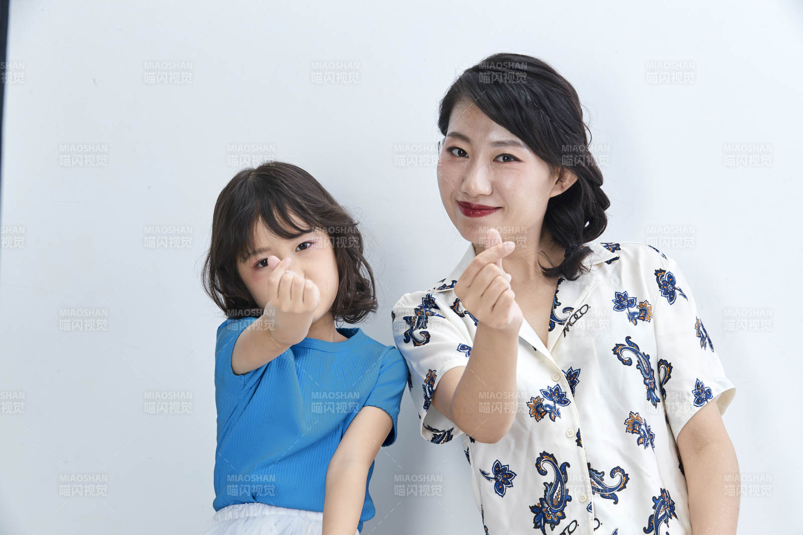 白色背景的美麗媽媽與可愛女兒親子人像