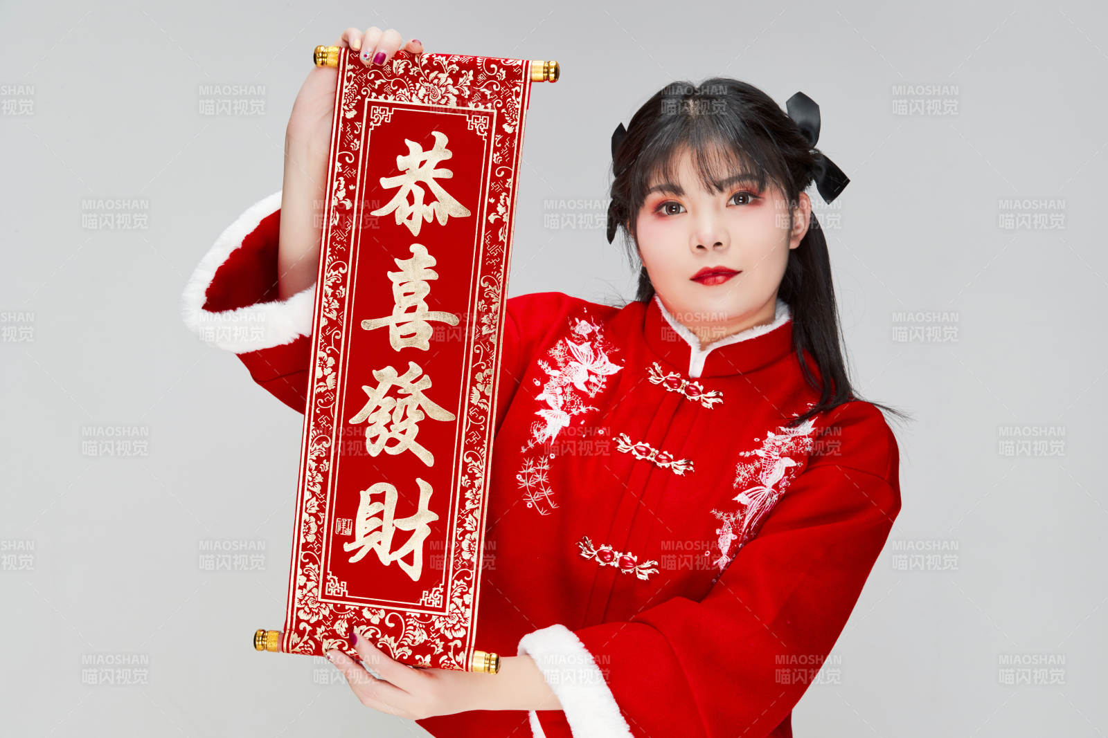 手持春聯身穿喜慶漢服的可愛少女