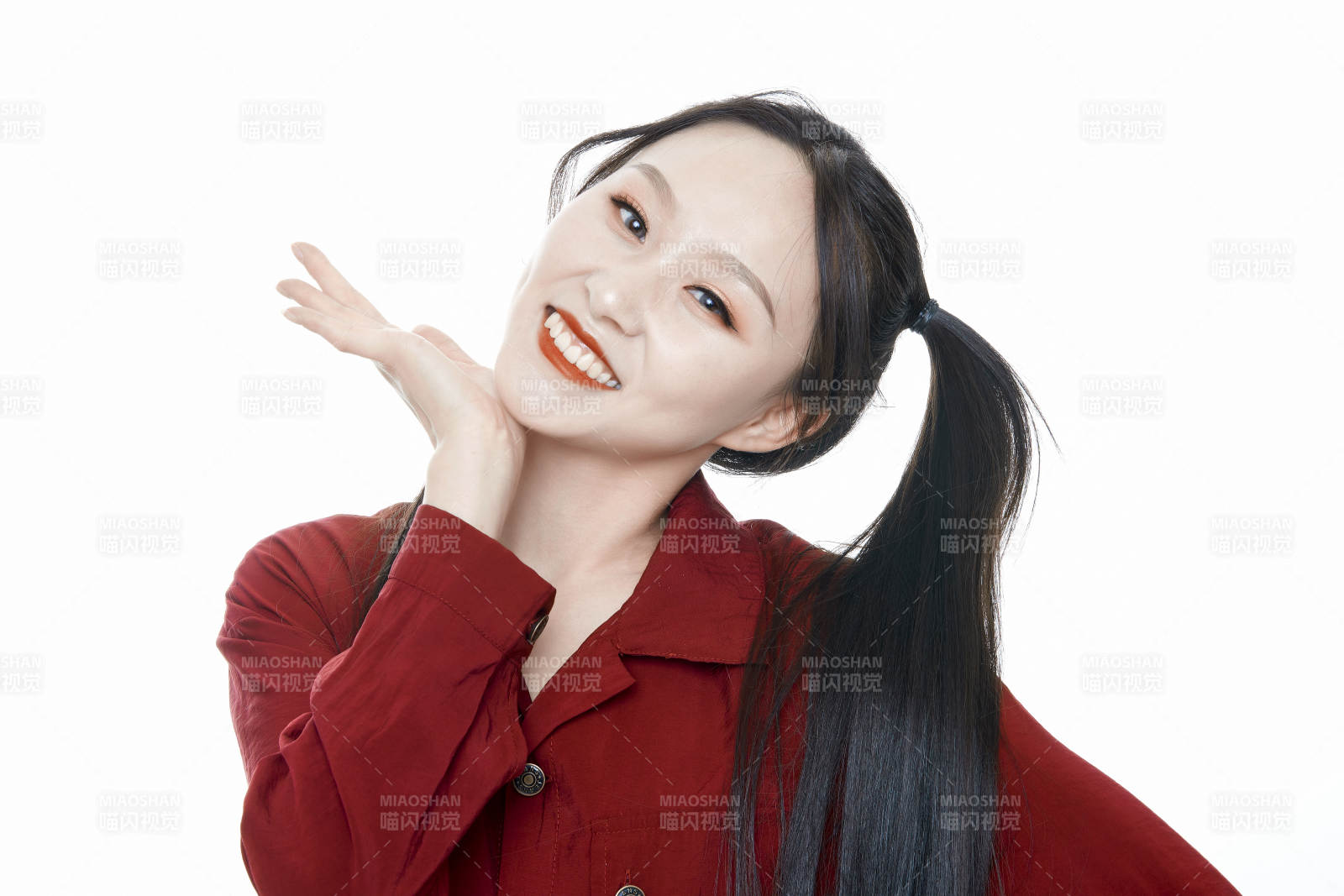 白色背景的亞洲年輕少女肖像人像