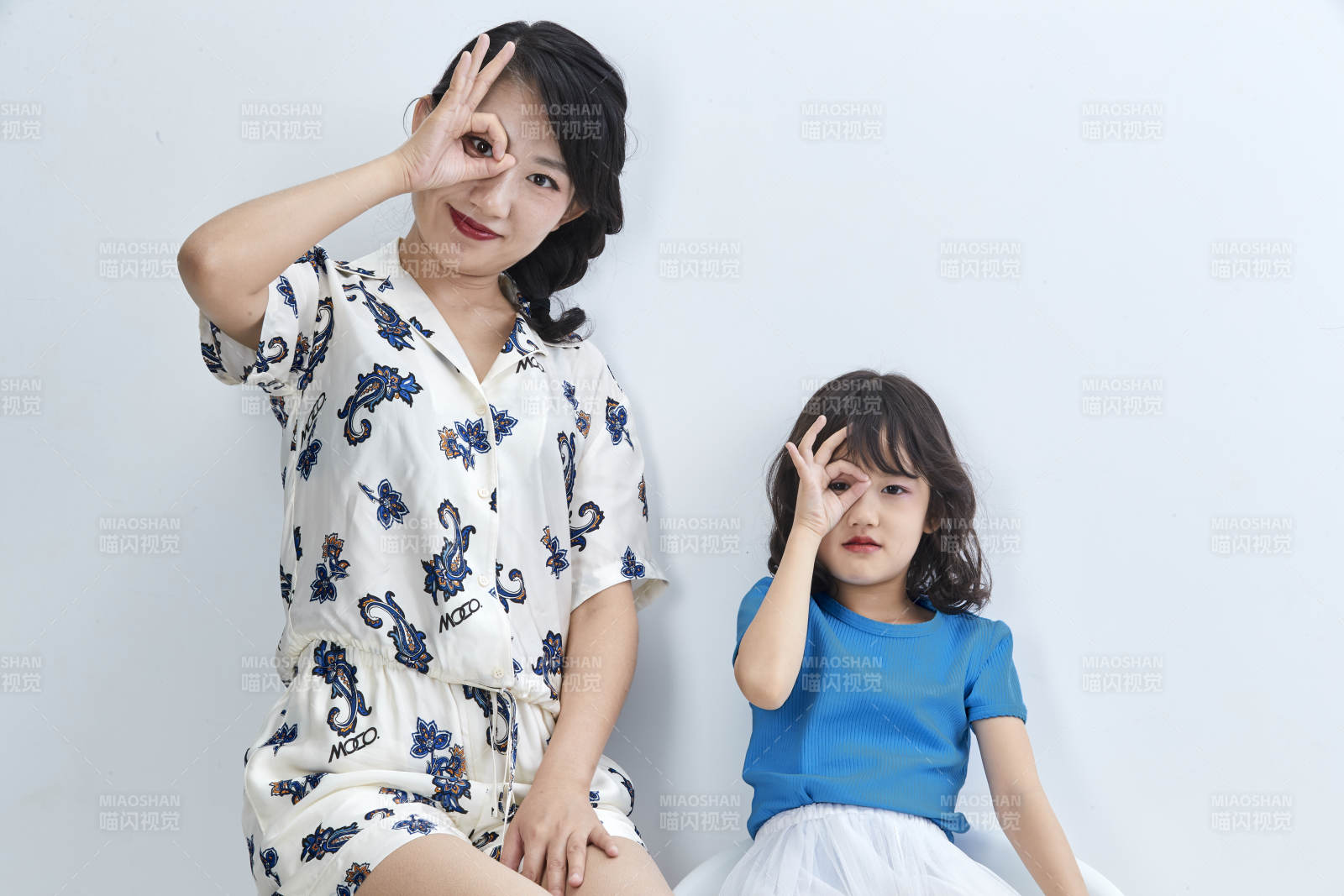 白色背景的美麗媽媽與可愛女兒親子人像