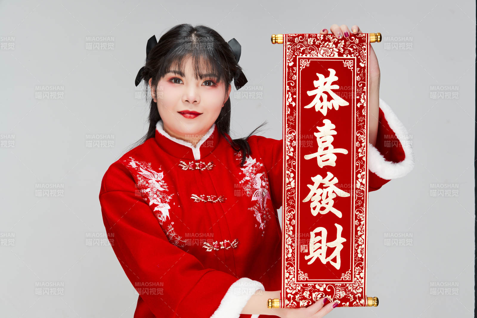 手持春聯(lián)身穿喜慶漢服的可愛(ài)少女