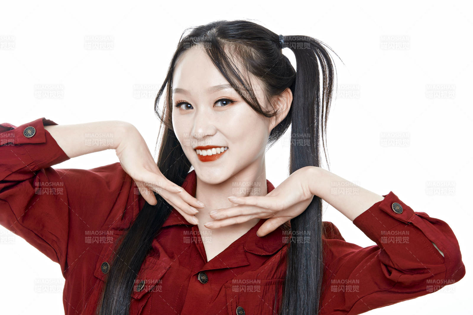 白色背景的亞洲年輕少女肖像人像