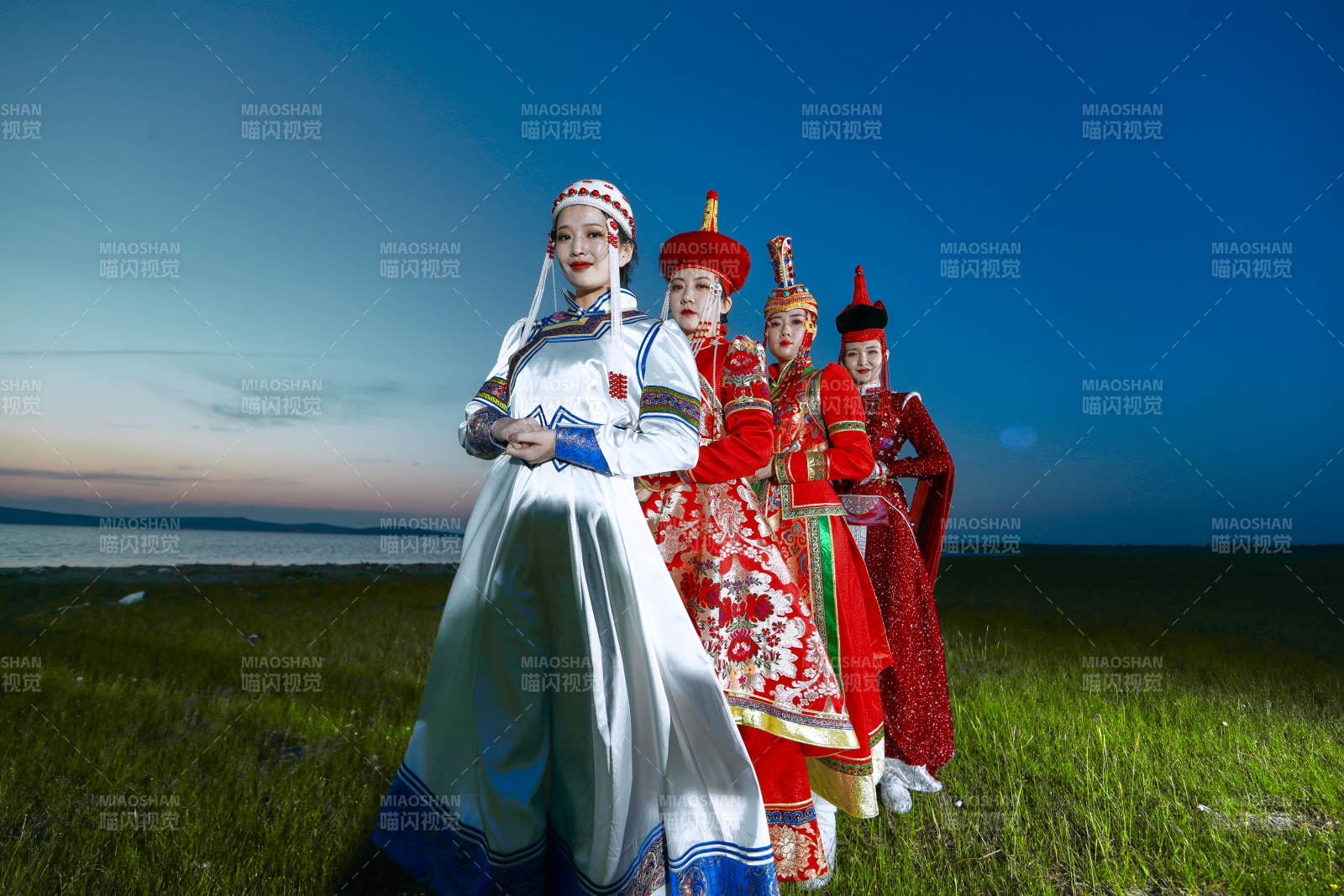 晚霞的草原湖畔穿蒙古族傳統(tǒng)服飾的年輕女性