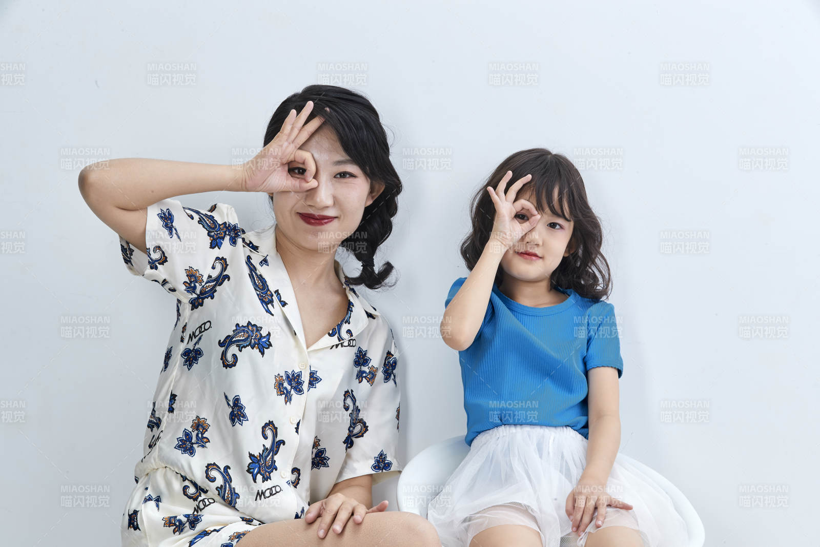 白色背景的美丽妈妈与可爱女儿亲子人像