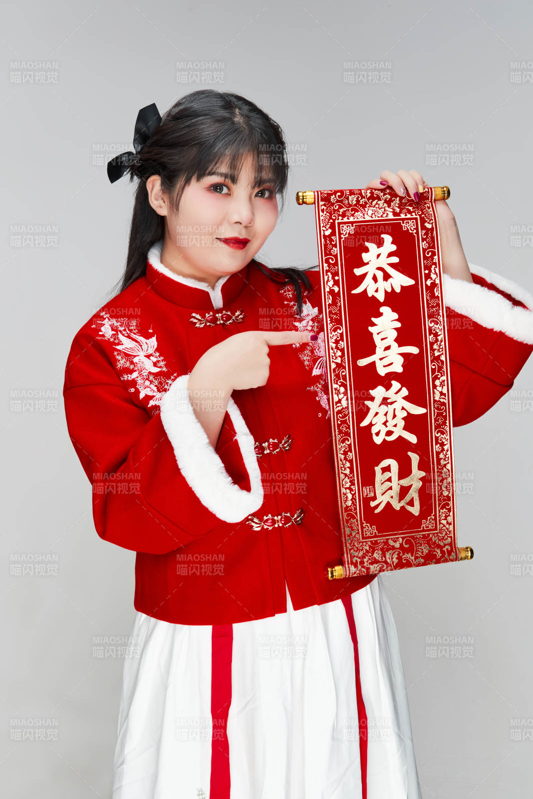 手持春聯身穿喜慶漢服的可愛少女