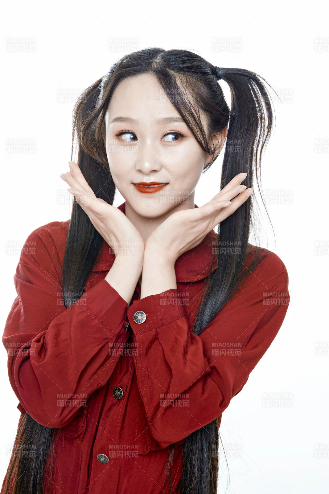 白色背景的亞洲年輕少女肖像人像