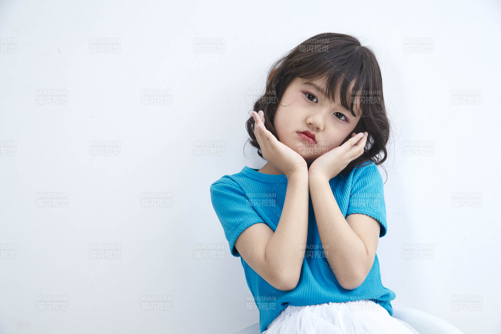 白色色背景的可愛的亞洲小女孩兒童