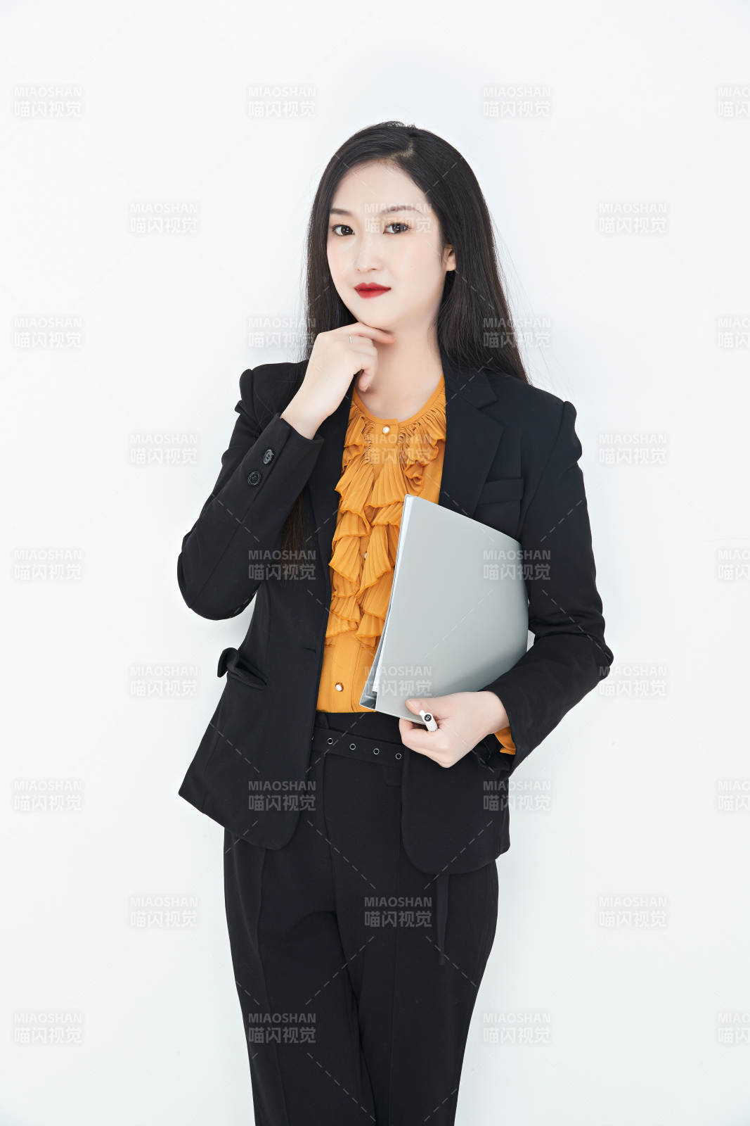 白色背景下的美麗商務(wù)女性肖像