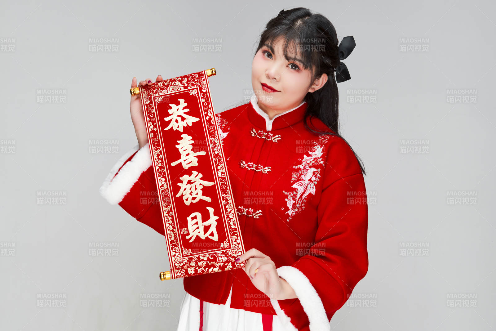 手持春聯(lián)身穿喜慶漢服的可愛少女