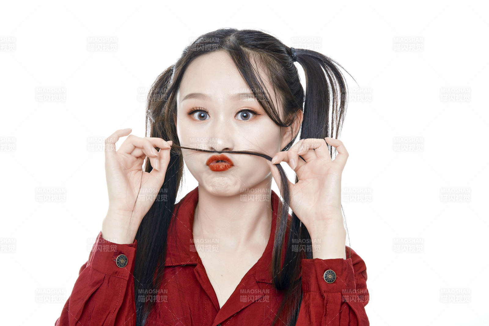 白色背景的亞洲年輕少女肖像人像