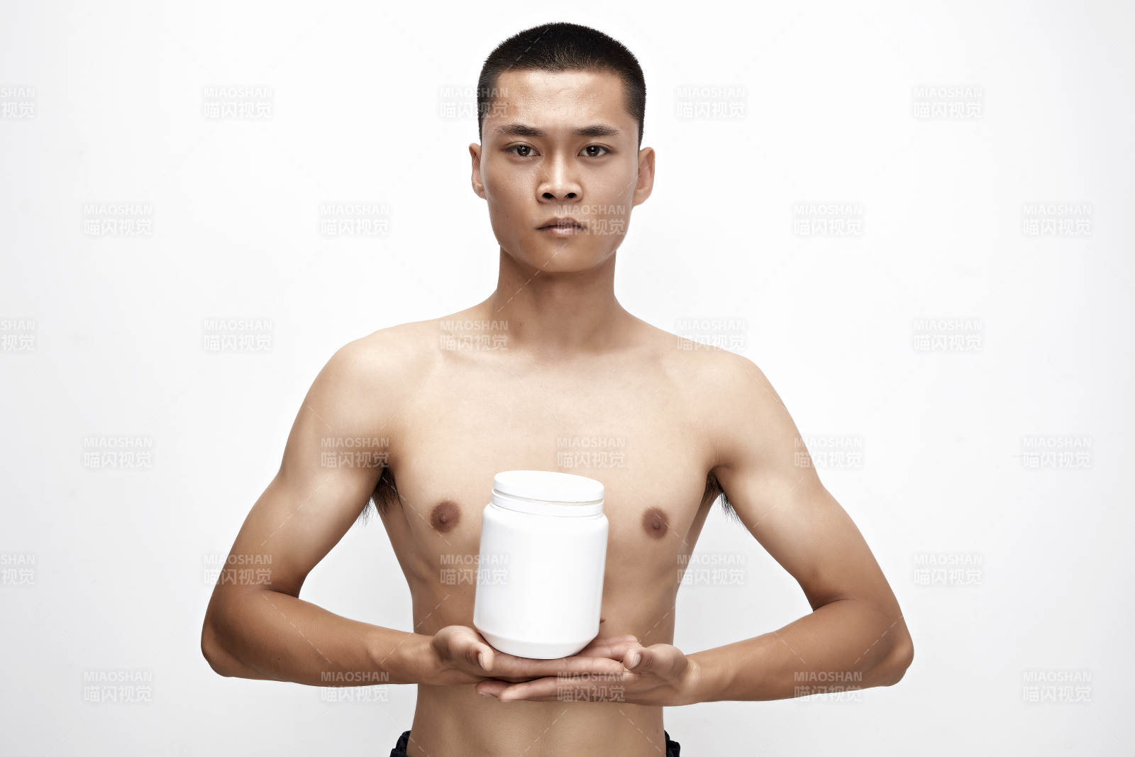手持蛋白粉的身材勻稱肌肉扎實(shí)的亞洲男性