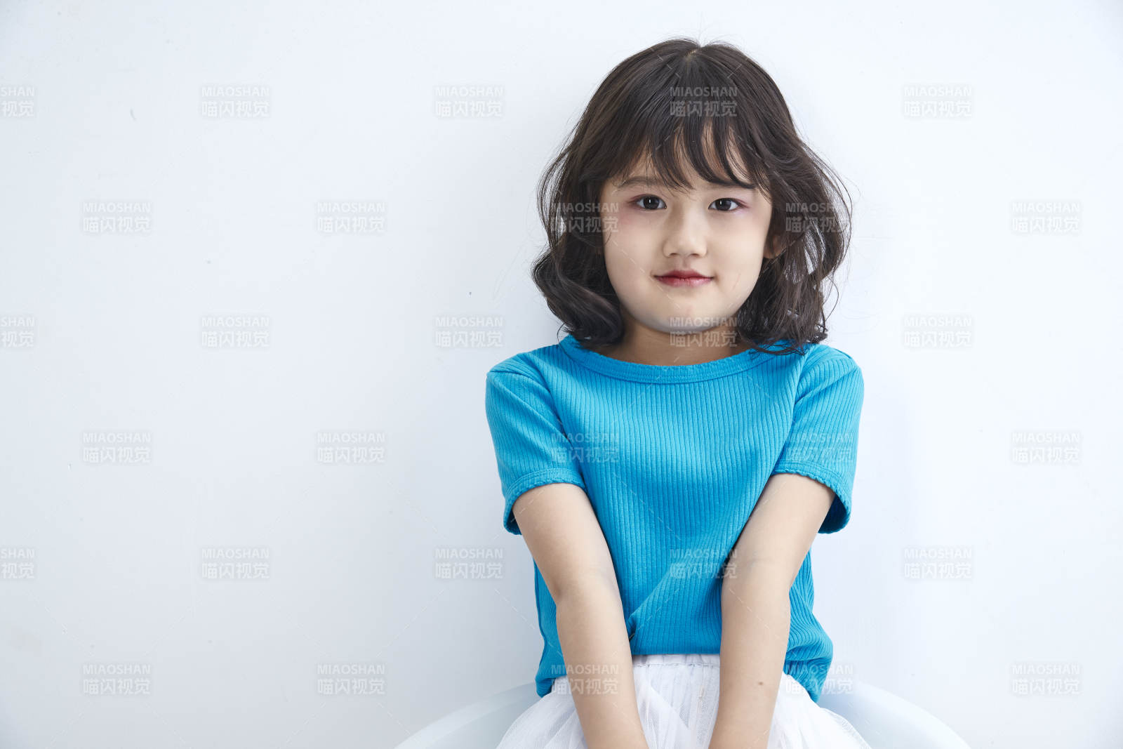 白色色背景的可愛的亞洲小女孩兒童