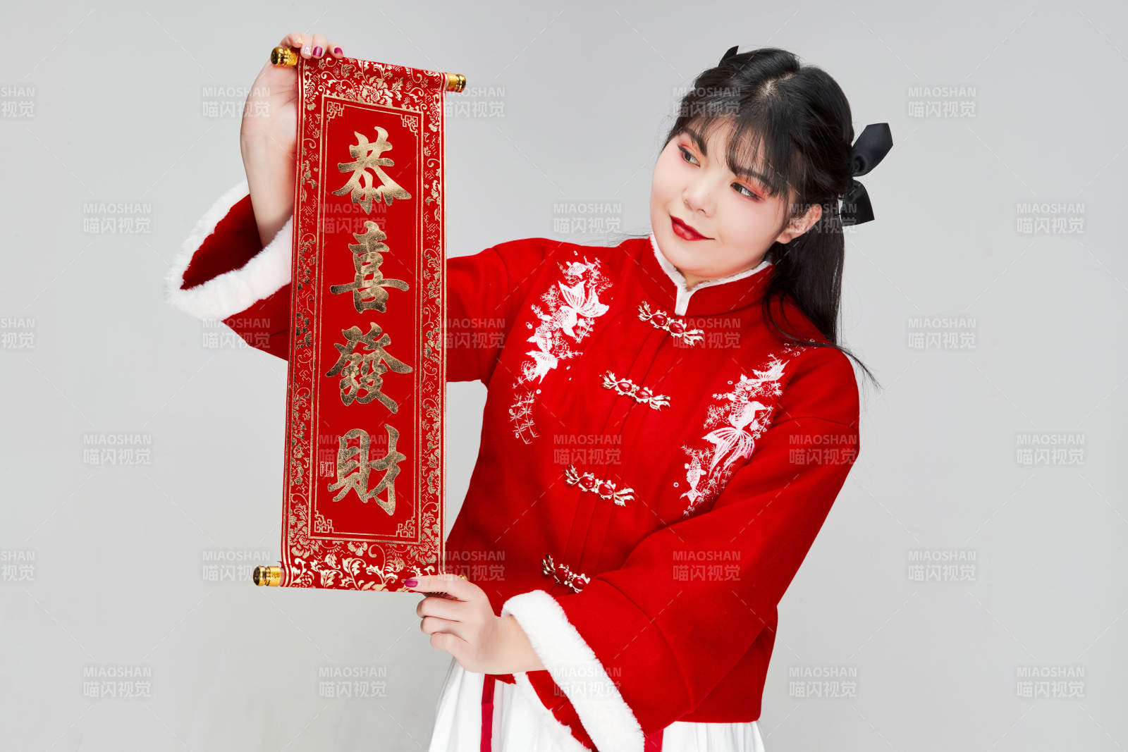 手持春聯身穿喜慶漢服的可愛少女