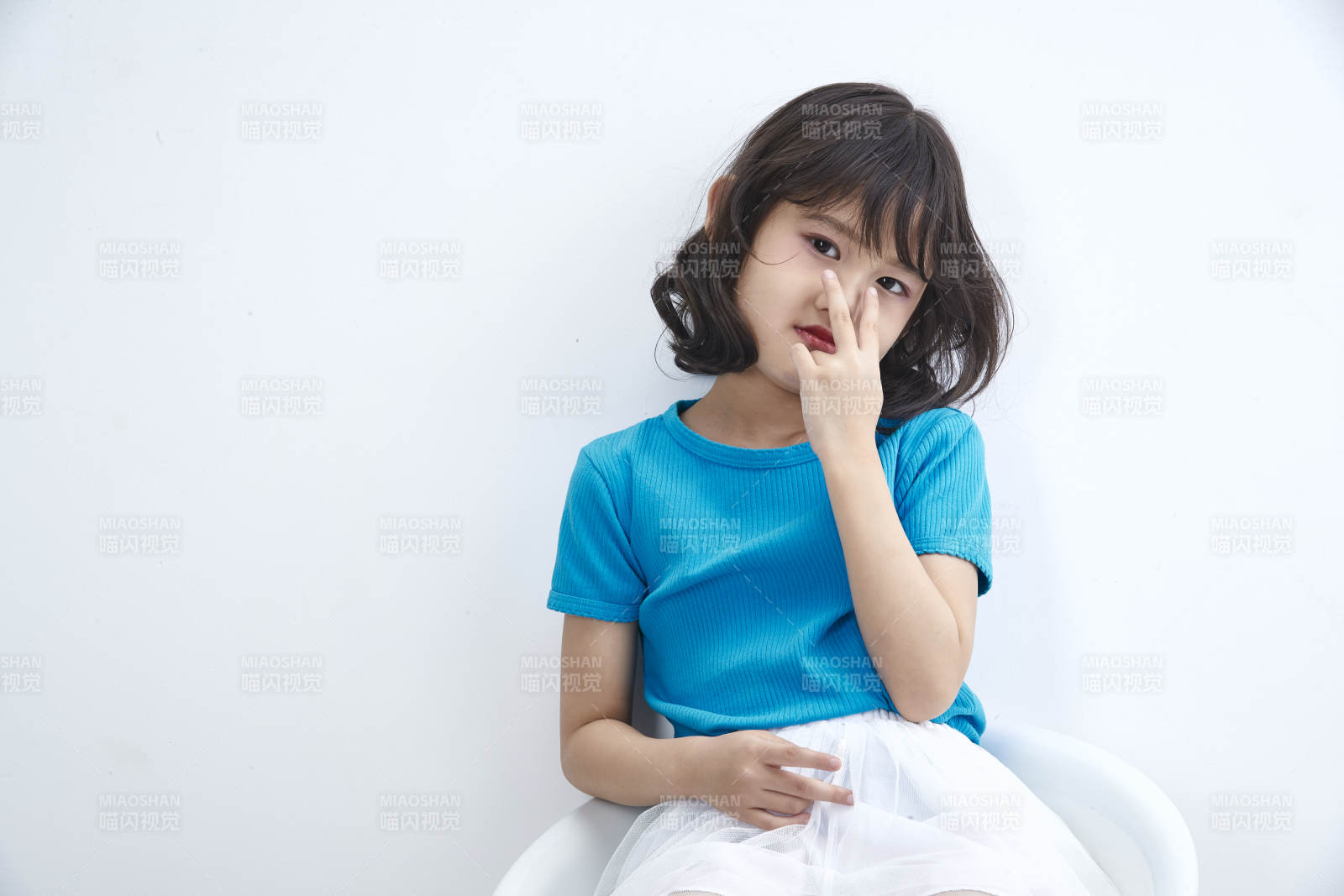 白色色背景的可愛的亞洲小女孩兒童