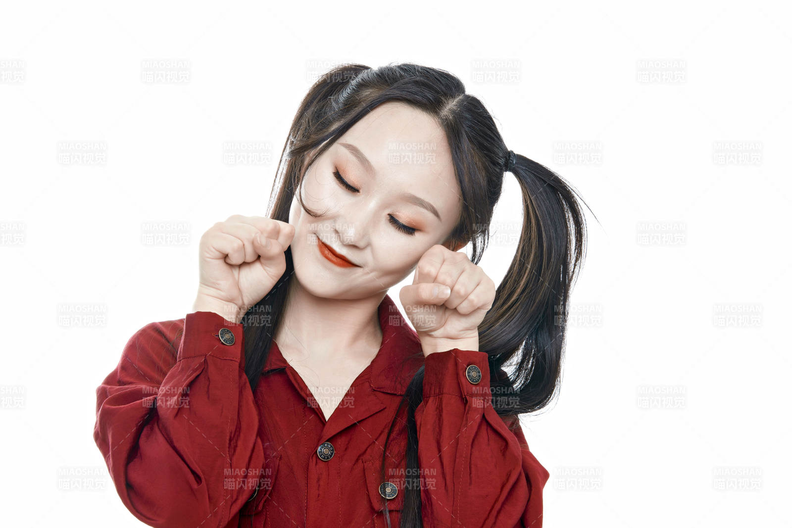 白色背景的亞洲年輕少女肖像人像