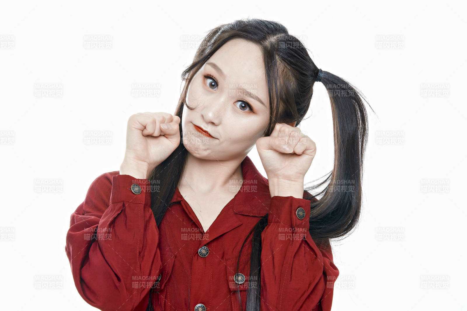 白色背景的亞洲年輕少女肖像人像