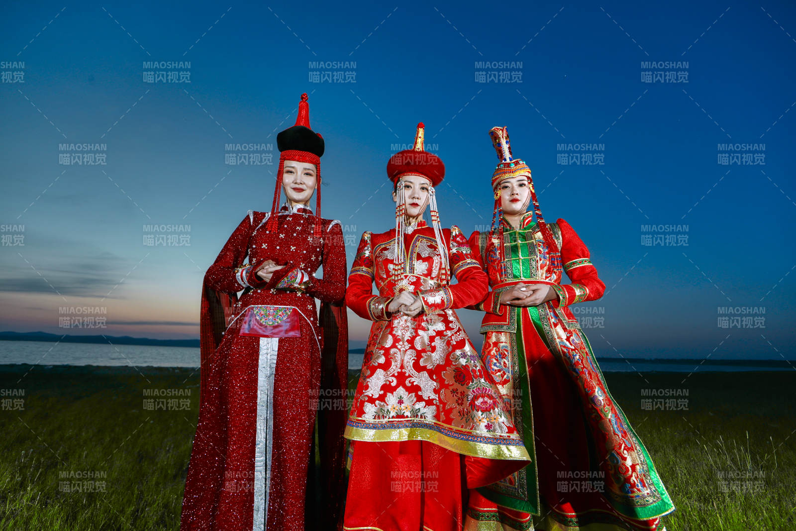 晚霞的草原湖畔穿蒙古族传统服饰的年轻女性