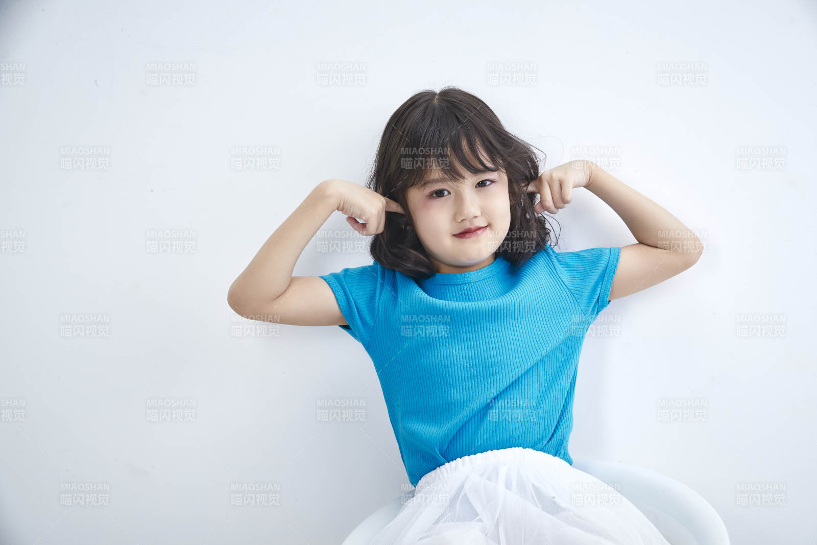 白色色背景的可愛的亞洲小女孩兒童