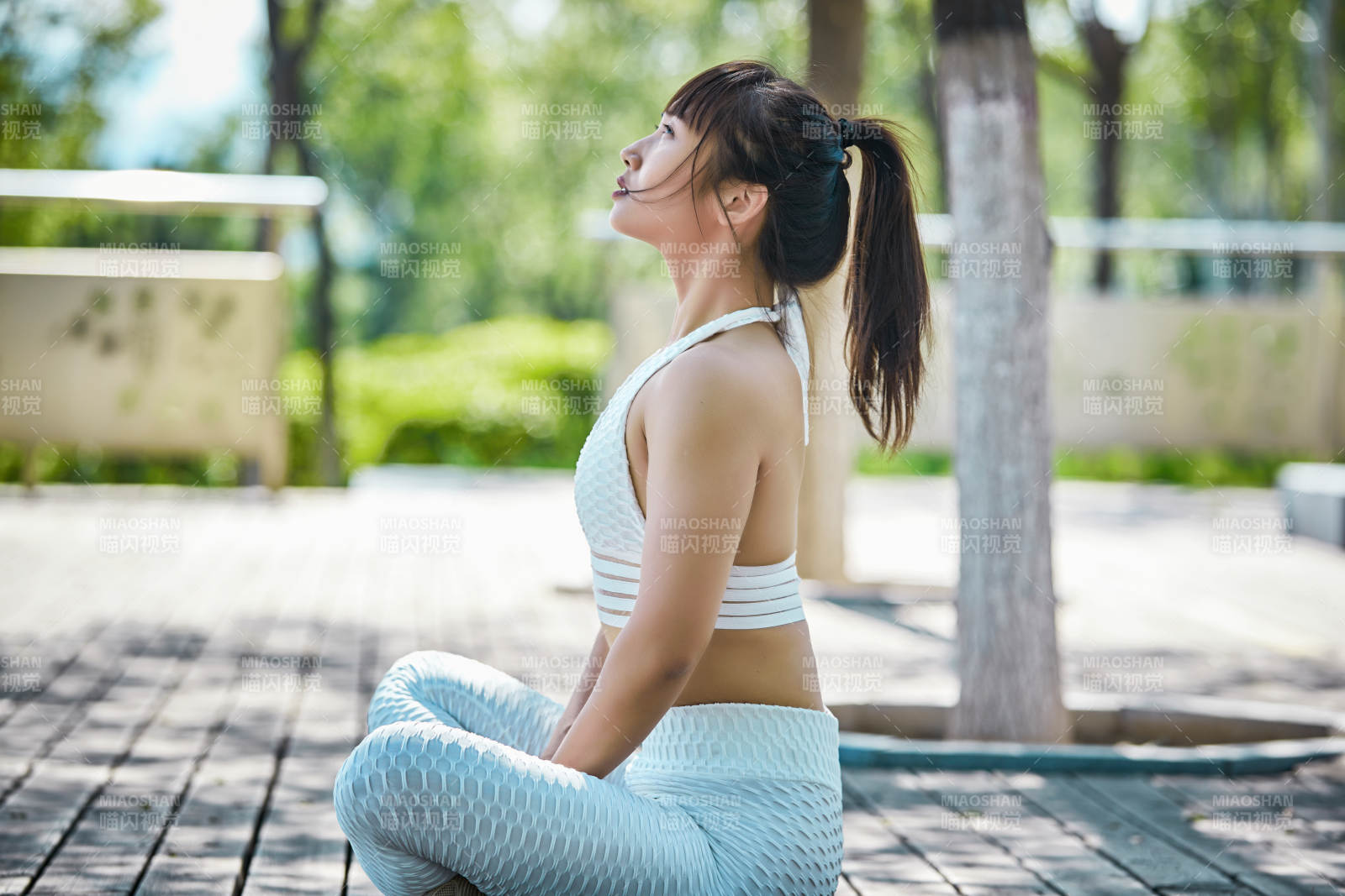湖畔公園做瑜伽動(dòng)作的亞洲年輕女性
