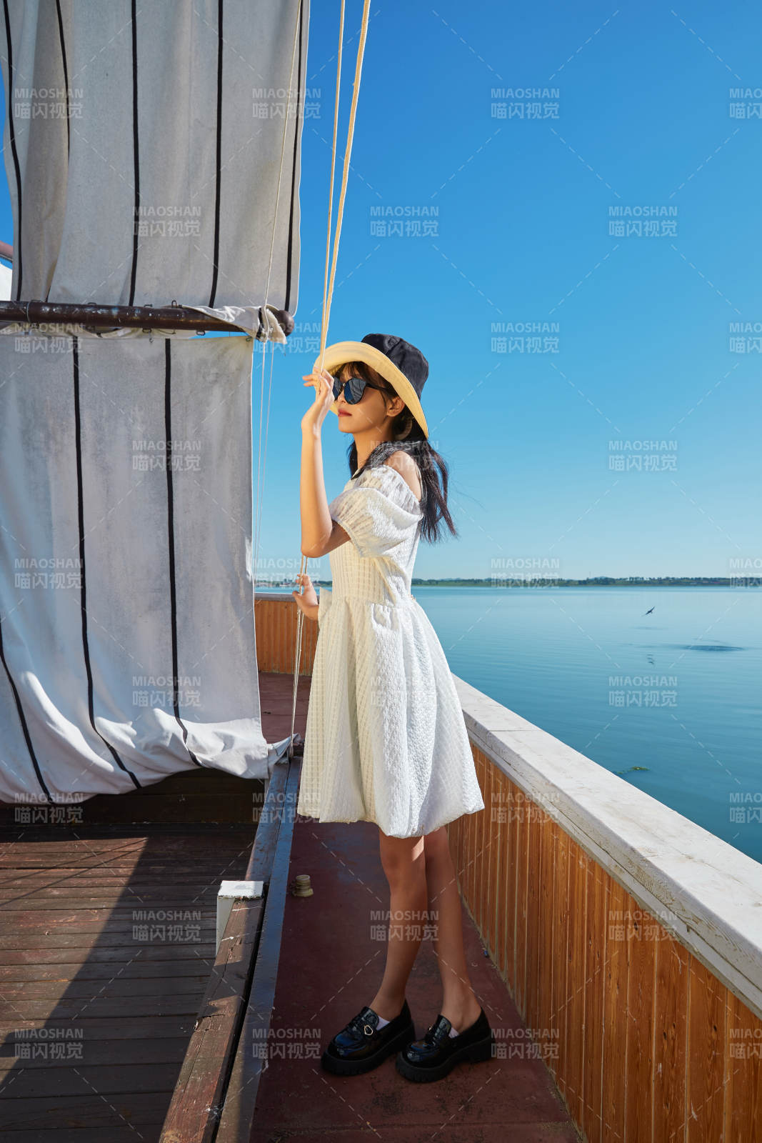 在湖畔木制帆船上的亞洲美女