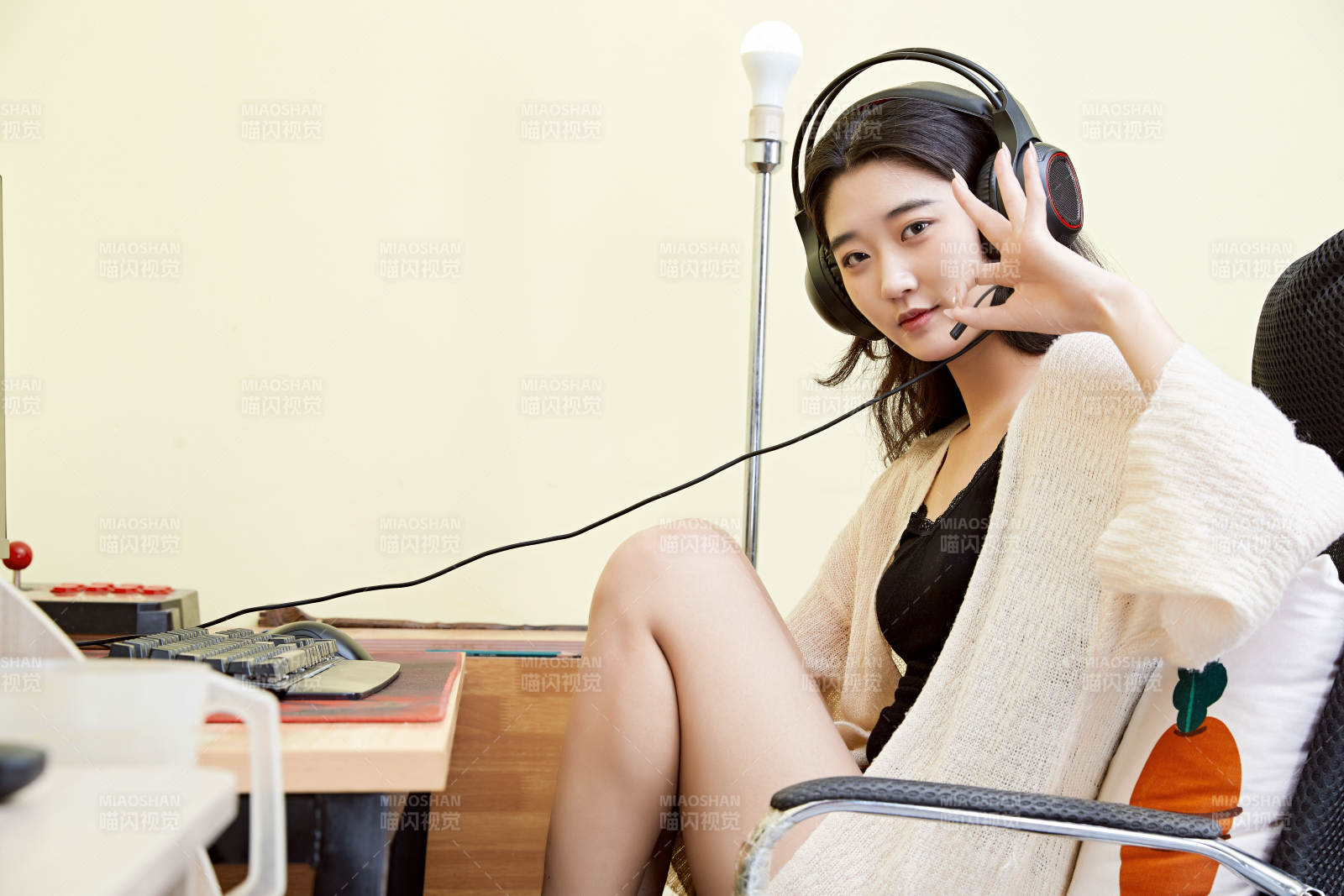 在家里坐在椅子上打游戲的美麗女孩