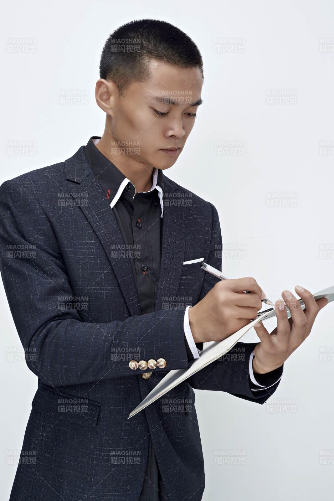 白色背景下的商務(wù)男士形象