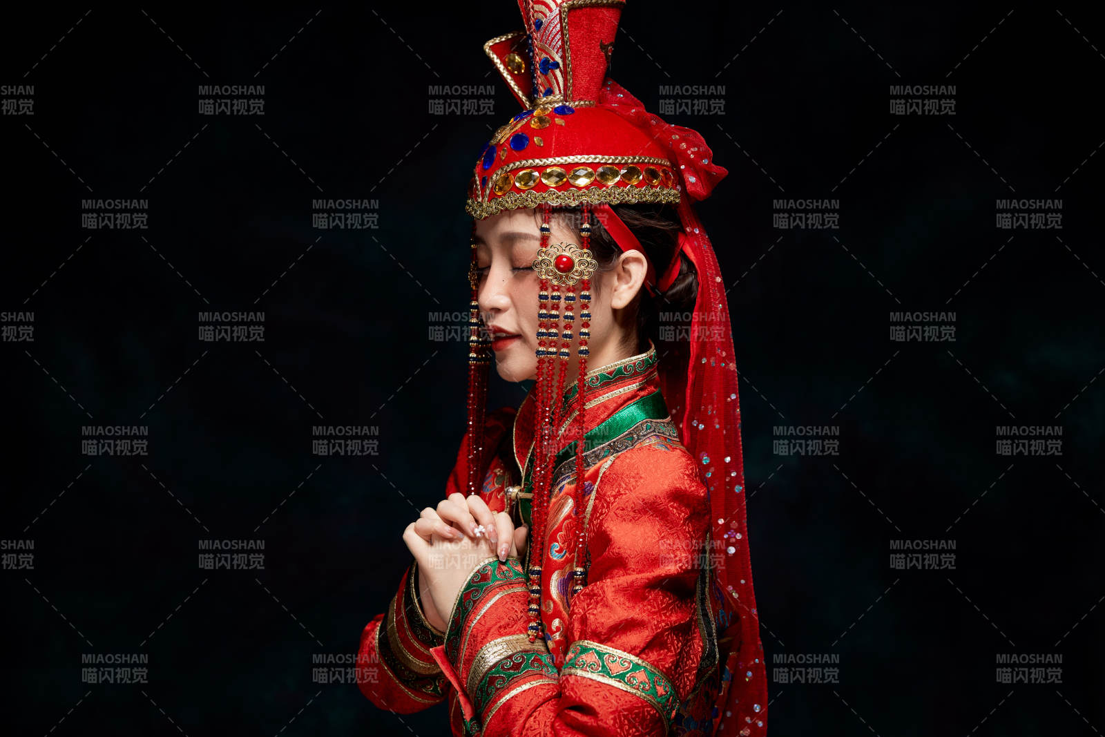 穿着蒙古族服饰的亚洲青年女性