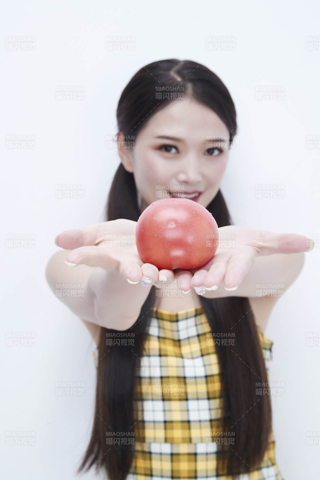 啃咬番茄身穿格子吊帶裙的亞洲可愛少女人像
