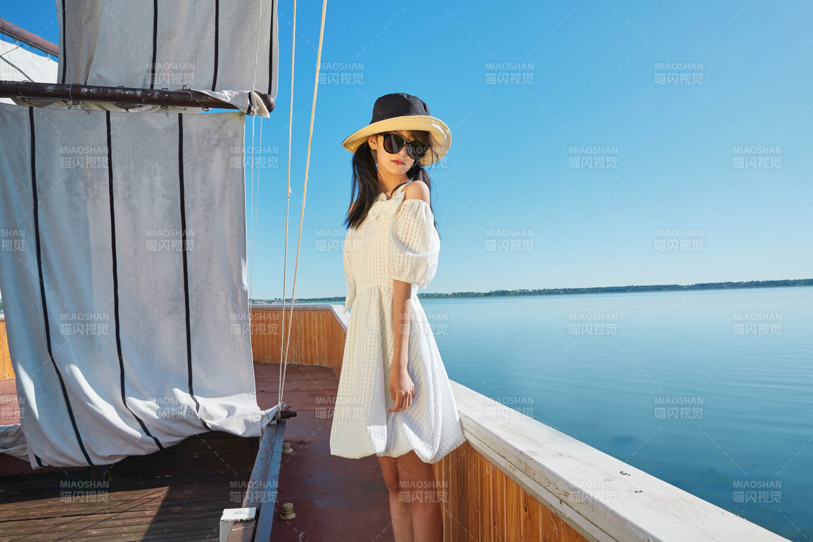 在湖畔木制帆船上的亞洲美女