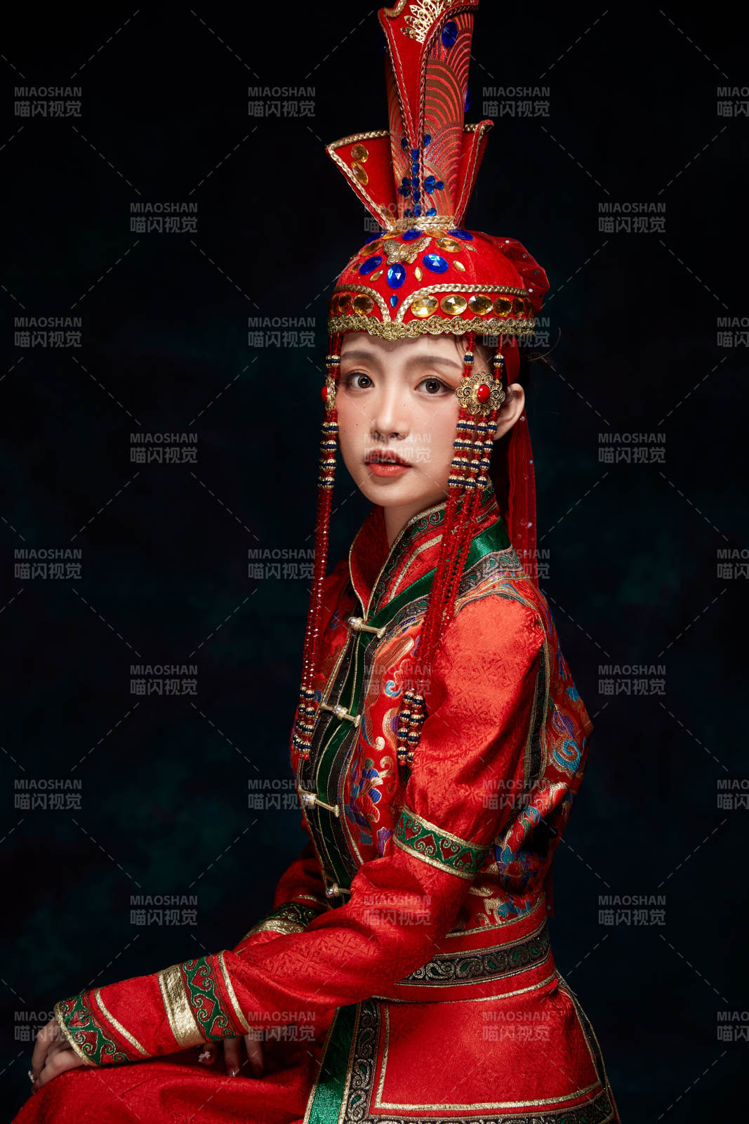 穿著蒙古族服飾的亞洲青年女性