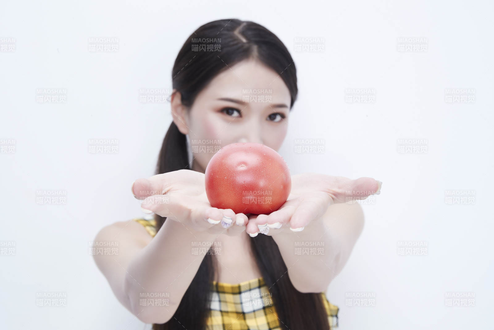 啃咬番茄身穿格子吊帶裙的亞洲可愛少女人像