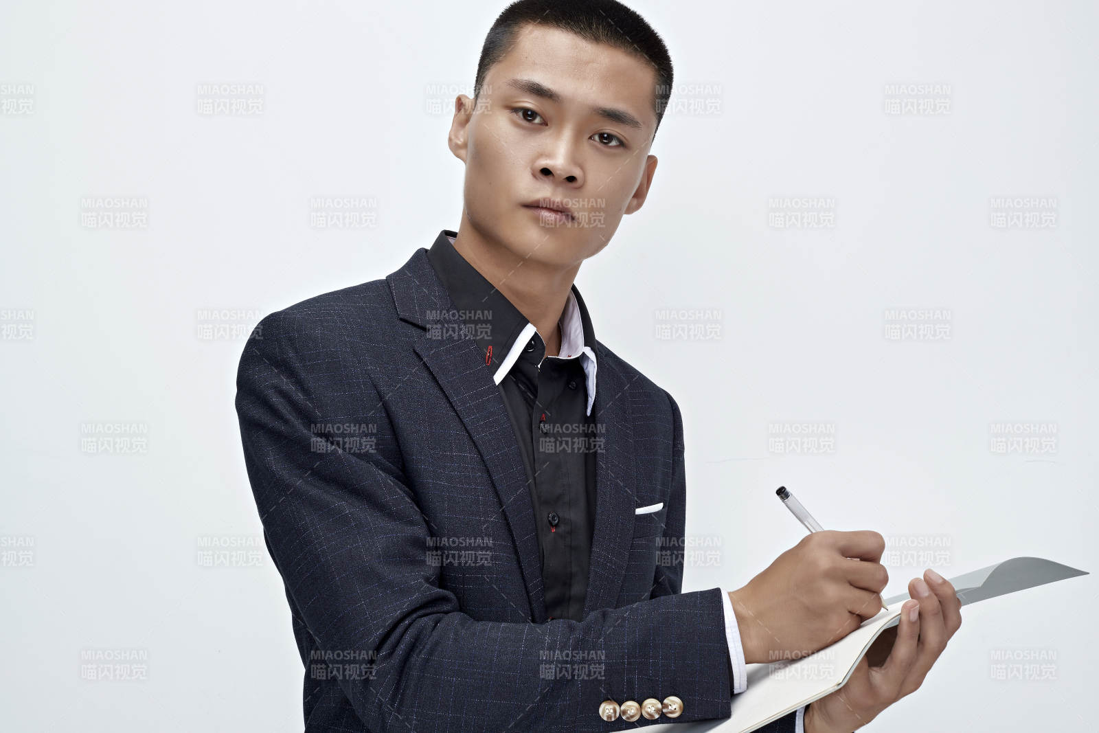 白色背景下的商務男士形象