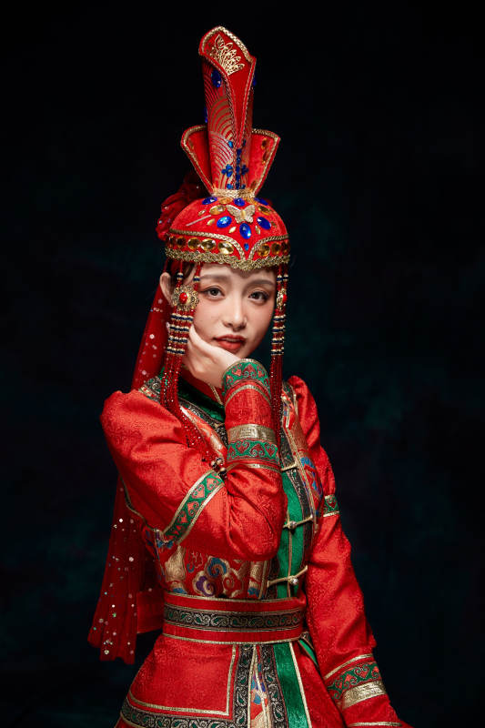 穿着蒙古族服饰的亚洲青年女性